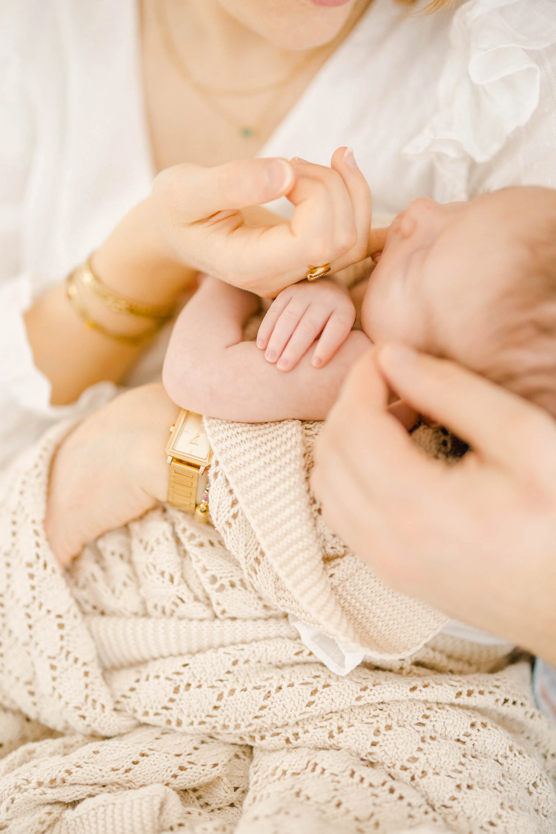 main enfant rose marron gris